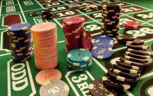 Meja Infinite Blackjack live di pisang togel menampilkan dealer profesional dan streaming video multi-kamera dengan kartu dealer dan pemain yang jelas terlihat